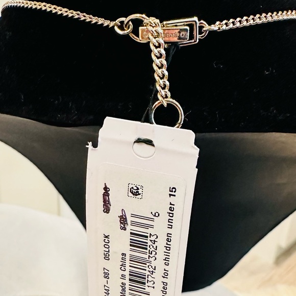 Lady In Red - Picture 3 of 4